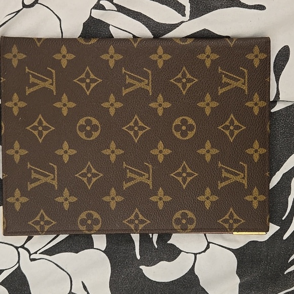 Louis Vuitton Monogram Desk Agenda 9”x6.5” - Picture 3 of 17